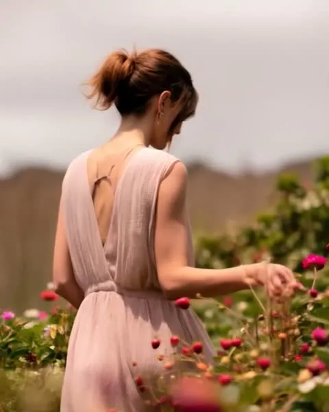 Milk & Strawberry, modella nel campo