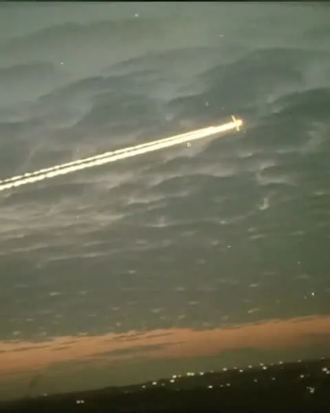 Monava, cielo con scia luminosa