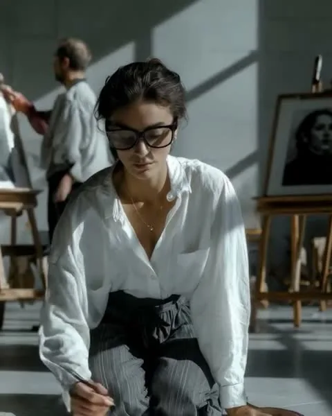 Nouvelle, artista che dipinge un ritratto